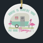 En Céramique La maison est où vous mettez votre ornement de<br><div class="desc">Un ornement comportant une illustration d'une rétro maison de remorque avec la rayure de turquoise et de deux flamants en plastique roses dans la cour.  Le texte indique que "à la maison est où vous mettez vos Flamants roses !"</div>