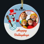 En Céramique Ornement photo de la famille Snowman de volleyball<br><div class="desc">Combien de familles savez-vous que vivent et respirent le volley ? Nous savons beaucoup... et cette décoration est pour eux ! Le front ornemental est doté d'un mannequin de volley-ball et d'un cadre pour VOTRE photo, customiser le nom de famille et le sentiment et ajouter un message personnel sur le...</div>
