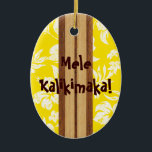 En Céramique Sunset Beach Vintage Surfboard Ornement<br><div class="desc">Située sur la côte nord d'Oahu à Hawaii, Sunset Beach est connue pour son histoire avec de célèbres surfeurs des années cinquante et soixante. Ces surfeurs et ces façonneurs nous ont inspirés pour concevoir cet ornement. Nous avons combiné des rayures de bois de koa et des panneaux imprimés de fleurs...</div>