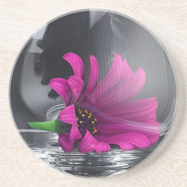 En Grès Fleur dans le Dessous de verre Vase (Devant)
