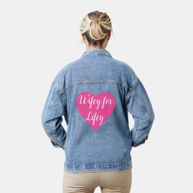En Jean Wifey pour Lifey dans la veste Denim Coeur Rose (Modèle)