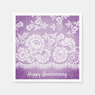 En Papier Anniversaire De Dentelle Blanche Sur Des Serviette