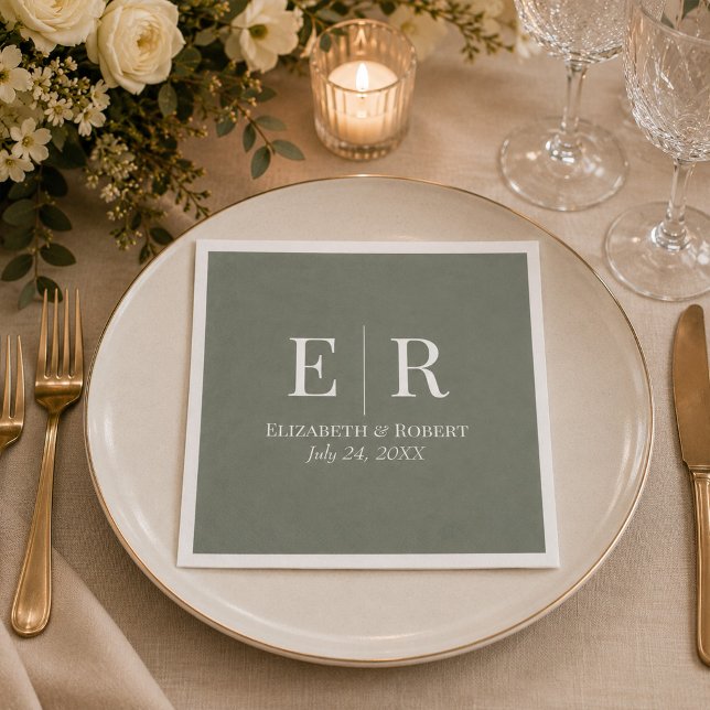 En Papier Serviette de mariage à monogramme vert olive foncé (Dark Olive Monogram Wedding Napkin on an elegant wedding table with white flowers)
