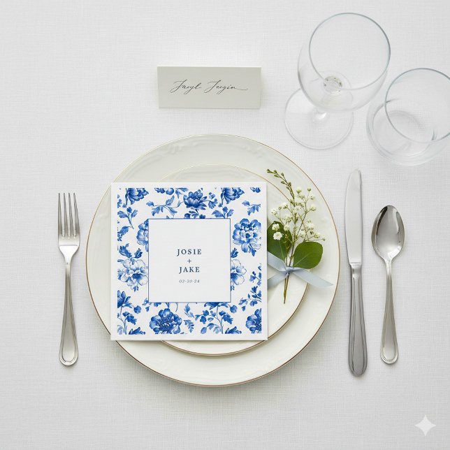 En Papier Serviette de mariage bleu et blanc de Delftware (White and blue delftware wedding napkin with bride and groom names.)