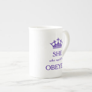 En Porcelaine Elle qui doit être tasse de thé obéie