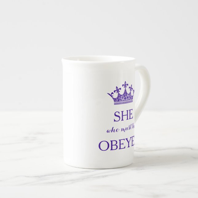 En Porcelaine Elle qui doit être tasse de thé obéie (Devant droit)