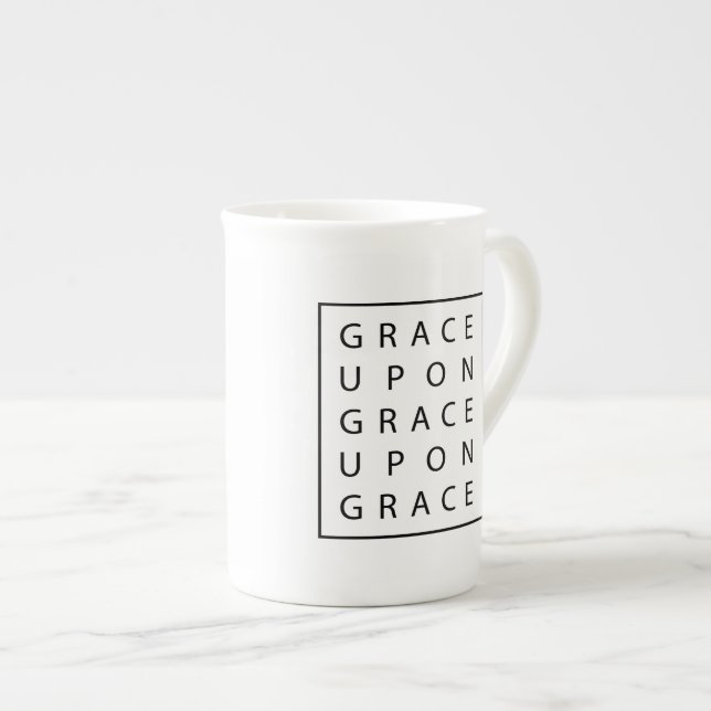 En Porcelaine Grâce sur la tasse moderne d'écriture sainte de (Devant droit)