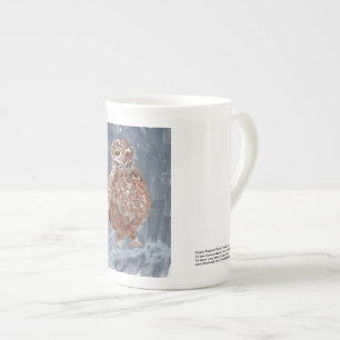 En Porcelaine Petit hibou élégant avec la tasse grise d'arriè