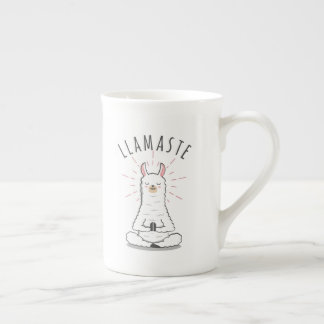 En Porcelaine Pose de yoga de lama avec tasse de café de lamaste