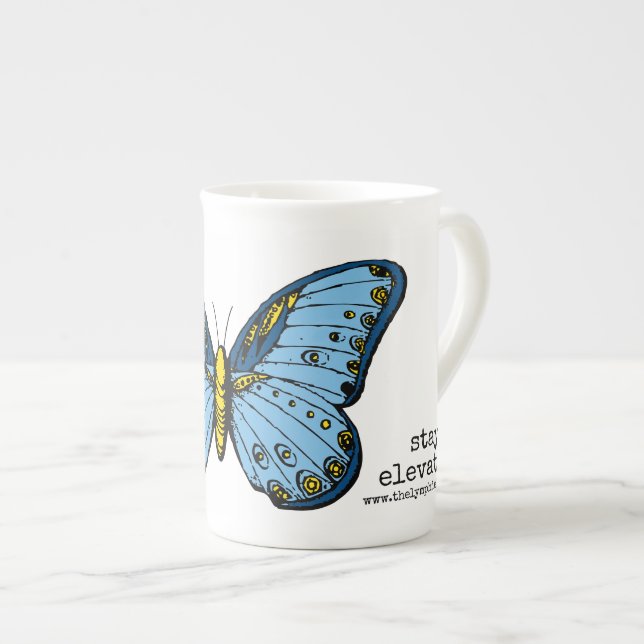 En Porcelaine Tasse bleue de papillon élevée "par séjour" (Devant droit)