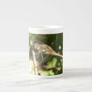 En Porcelaine Tasse Dragonfly sur une brindille