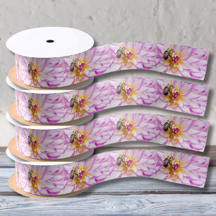 En Satin Dahlia rose et blanc avec ruban abeille