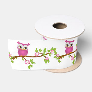 En Satin Fille mignonne de hibou sur un ruban de branche