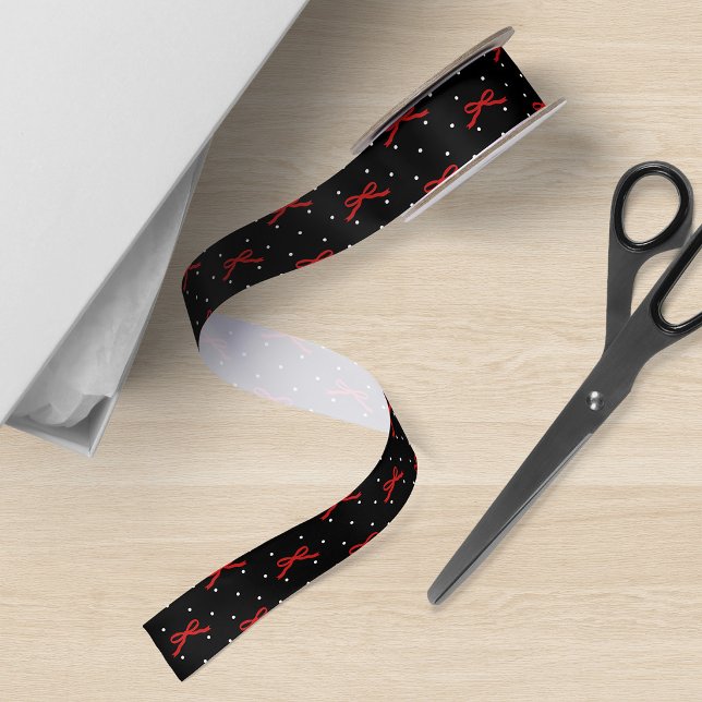 En Satin Noir et Blanc à pois avec ruban rouge (Créateur téléchargé)