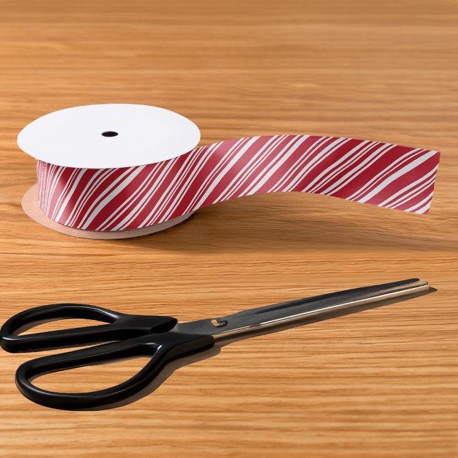 En Satin Ruban à bande de menthe rouge et blanche (Red and White Angled Peppermint Stripe Ribbon in situ)