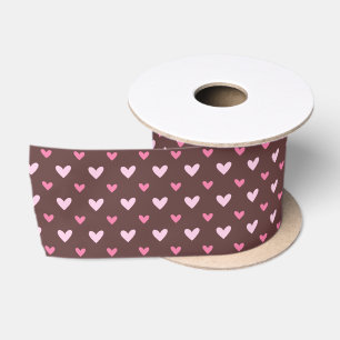 En Satin Ruban Chéri – Cœurs Rose et Pâle