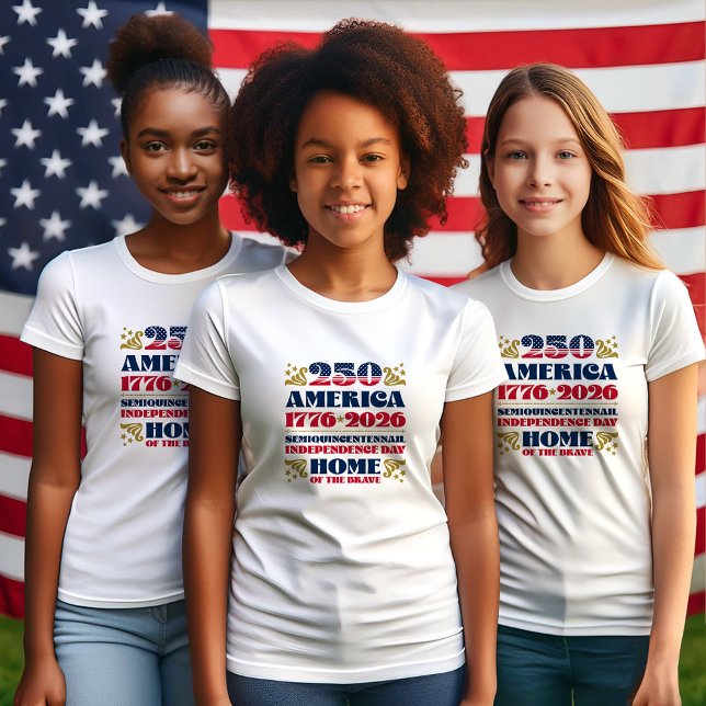 En Tri-matière 250e anniversaire de l'Amérique 2026 T-shirt (Three American girls wearing the 250th American anniversary t-shirt designed by The American Family.)