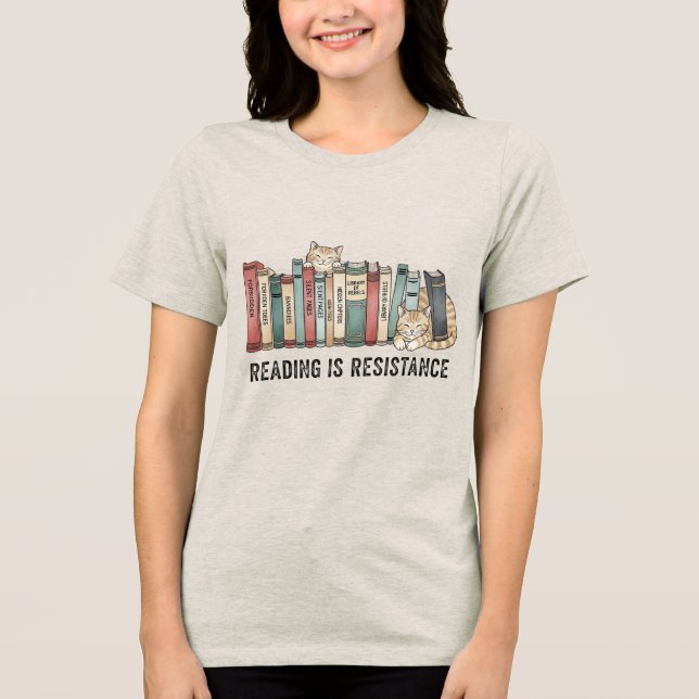 En Tri-matière Reading Is Resistance Cat & Books T-Shirt (Recto)