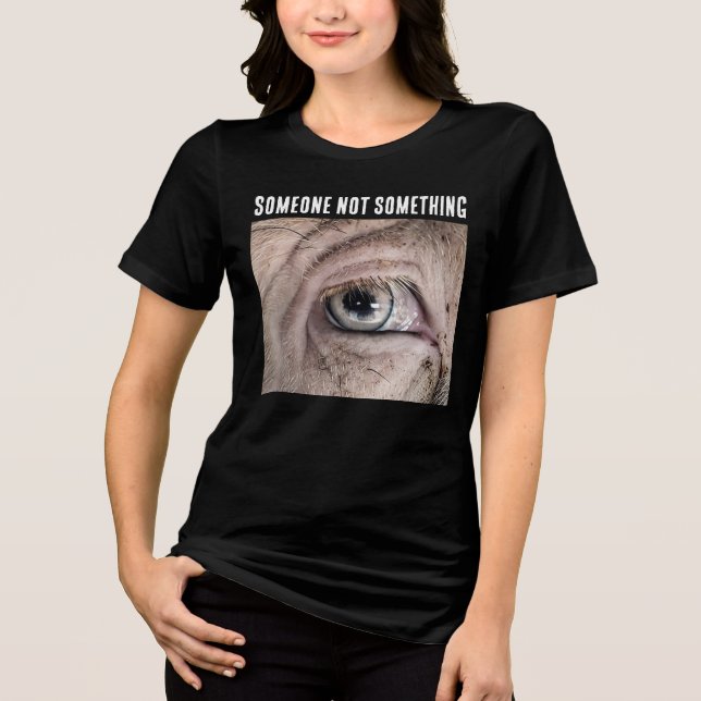 En Tri-matière SOMEONE NOT SOMETHING PIG VEGAN T-Shirt (Recto)
