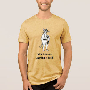 En Tri-matière T-shirt de la lutte d'un chat adulte avec du vin d