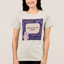 T-shirt gris avec un « Quo » illustratif rose et v