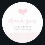 en vichy baby shower arc rose autocollant<br><div class="desc">Pour une douce petite fille en chemin. Cet autocollant de baby shower présente un motif rose en vichy classique et un arc rose doux. Le texte personnalisé a un endroit pour vous remercier ou d'autres mots de script et un nom ou un autre texte en gris en dessous. Parfait pour...</div>