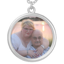 Encercler personnellement le collier d'argent pour