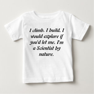 Enfant en bas âge de bébé étant T-shirts de g