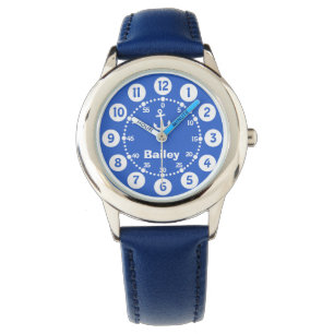 Enfants bleus et montre-bracelet blanche de nom