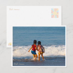 Enfants de Bali jouant sur la plage – Carte postal