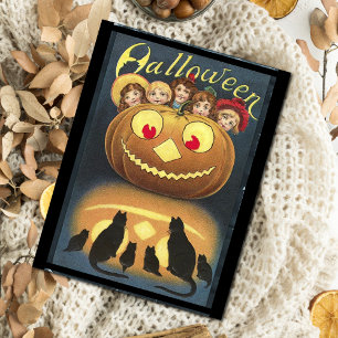 Enfants d'Halloween vintage se cachant derrière le