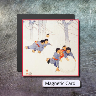 Enfants japonais roulant de grandes boules de neig