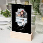Enfants Numéro de table Amusants Mariage Couple's<br><div class="desc">Un panneau de numéro de table intemporel, classique et élégant pour enfants avec une esthétique minimaliste moderne en noir et blanc classique. Une simple table élégante pour enfants avec deux photos pour afficher la photo du couple comme des enfants pour correspondre avec le nombre d'années du tableau. Une typographie simple...</div>