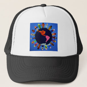Enfants paisibles autour du casquette du monde