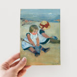 Enfants sur la plage | Carte postale Mary Cassatt<br><div class="desc">Children on the Beach (1884) de l'impressionniste américaine Mary Cassatt. L'oeuvre originale est une peinture à l'huile sur toile représentant un portrait de 2 jeunes filles assises à la plage. Utilisez les outils de conception pour ajouter du texte personnalisé ou personnaliser l'image.</div>