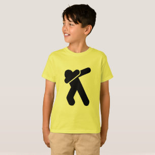Enfants tamponnant le T-shirt de limande
