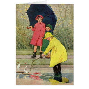 Enfants vintages Jouant Puddles Toy Boats Pluie