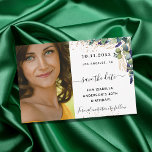 Enregistrer la date anniversaire eucalyptus photo<br><div class="desc">Une photo moderne et élégante Enregistrer la carte Date. Un arrière - plan blanc chic décoré de verdure d'eucalyptus et d'étincelles dorées. Personnalisez et ajoutez votre photo,  et les détails.</div>