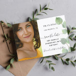 Enregistrer la date anniversaire eucalyptus photo<br><div class="desc">Une photo moderne et élégante Enregistrer la carte Date. Un arrière - plan blanc chic décoré de verdure d'eucalyptus. Personnalisez et ajoutez votre photo,  et les détails.</div>