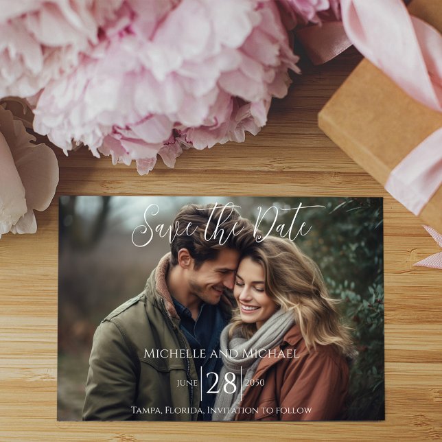 Enregistrer le Modèle photo de date simple (Simple photo Save the Date card with a modern style Wedding date typography. )