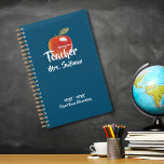 Enseignant de maternelle Red Apple<br><div class="desc">Red Apple Illustration associée à la personnalisation et à la typographie de l'enseignant de la maternelle, y compris l'année scolaire, le nom de l'école et personnalisable pomme-absolument aimer dire dans le dos. Conçu et inspiré par tous les enseignants qui excelle dans ce qu’ils font, préparent leurs cours et s’occupent de...</div>