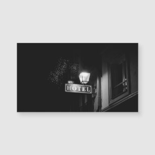 Enseigne d'hôtel vintage, lampadaire et nombreuses