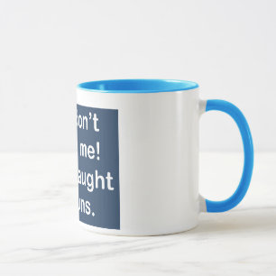 Enseigné par des nonnes dans la tasse bleu-foncé