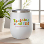 Enseignement super des années 1970 est My Vibe, en<br><div class="desc">Offrez ce "Enseigner est ma Vibe" tumbler à l'enseignant dans votre vie.</div>