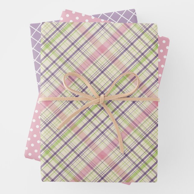 Ensemble de feuilles de papier-cadeau à carreaux é (En situation)