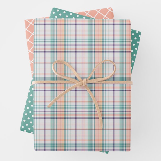 Ensemble de feuilles d'emballage cadeau à carreaux (En situation)