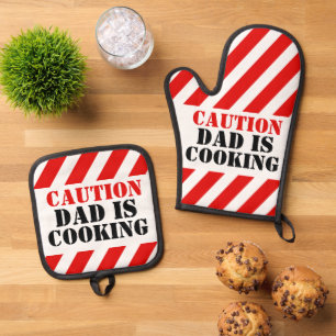 Ensemble De Gant De Cuisine Et De Manique Attention Papa est un cuisinier graphique de cuisi