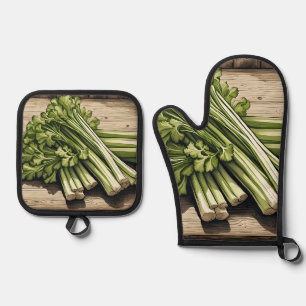 Ensemble De Gant De Cuisine Et De Manique Bouquet de céleri frais sur bois
