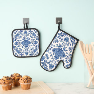 Ensemble De Gant De Cuisine Et De Manique Chinoiserie Florale Bleue sur Fond Blanc Aquarelle
