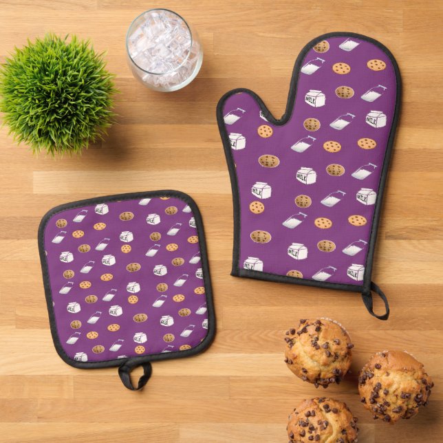 Ensemble De Gant De Cuisine Et De Manique Cookies et lait sur violet (De haut en bas)